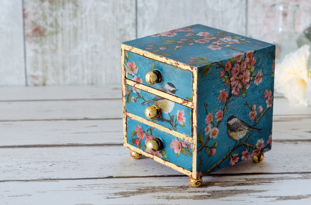 Decoupage - sztuka i techniki klejenia dla początkujących 1